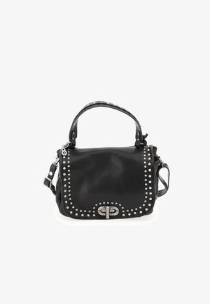 Sac à main en cuir noir avec des clous en argent sur les bords, une poignée supérieure et une bandoulière amovible. Doté d'une fermeture à clasp métallique.