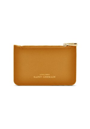 Portefeuille en cuir texturé jaune avec fermeture éclair et quincaillerie dorée. Présente un texte embossé indiquant "ATELIERS SAINT GERMAIN" à l'avant.
