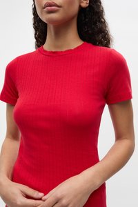 Top corto rojo de manga corta hecho de tela de canalé, con un patrón texturizado, escote redondo con bordes festoneados y una silueta ajustada.