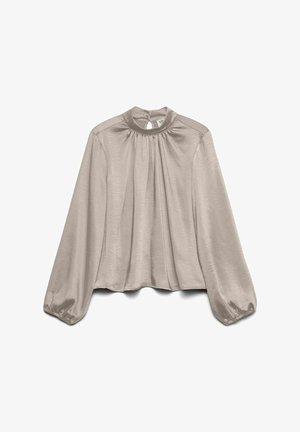 Blouse longue à manches longues en taupe clair avec col montant, devant plissé et détail dos avec ouverture en forme de goutte. Tissu lisse et brillant avec manches bouffantes.