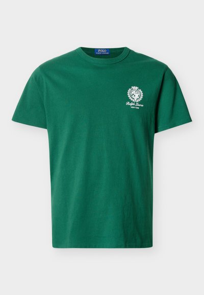 Πράσινο κοντομάνικο T-shirt με στρογγυλή λαιμόκοψη, με λευκό έμβλημα Ralph Lauren και κείμενο "New York" στο αριστερό μέρος του στήθους.