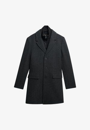 Manteau en laine mélangée gris foncé avec un col cranté, une fermeture à boutons sur le devant, deux poches latérales et une doublure intérieure matelassée. Présente un design élégant et ajusté.