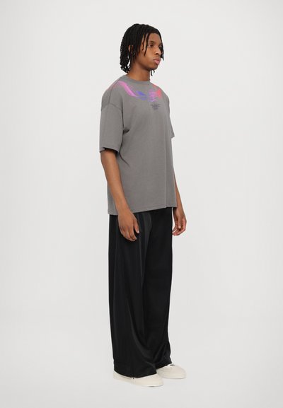 PHOBIA ARCHIVE CIRCLE SNAKE PRINT AND METAL LABEL - T-shirt con stampa - stone wash