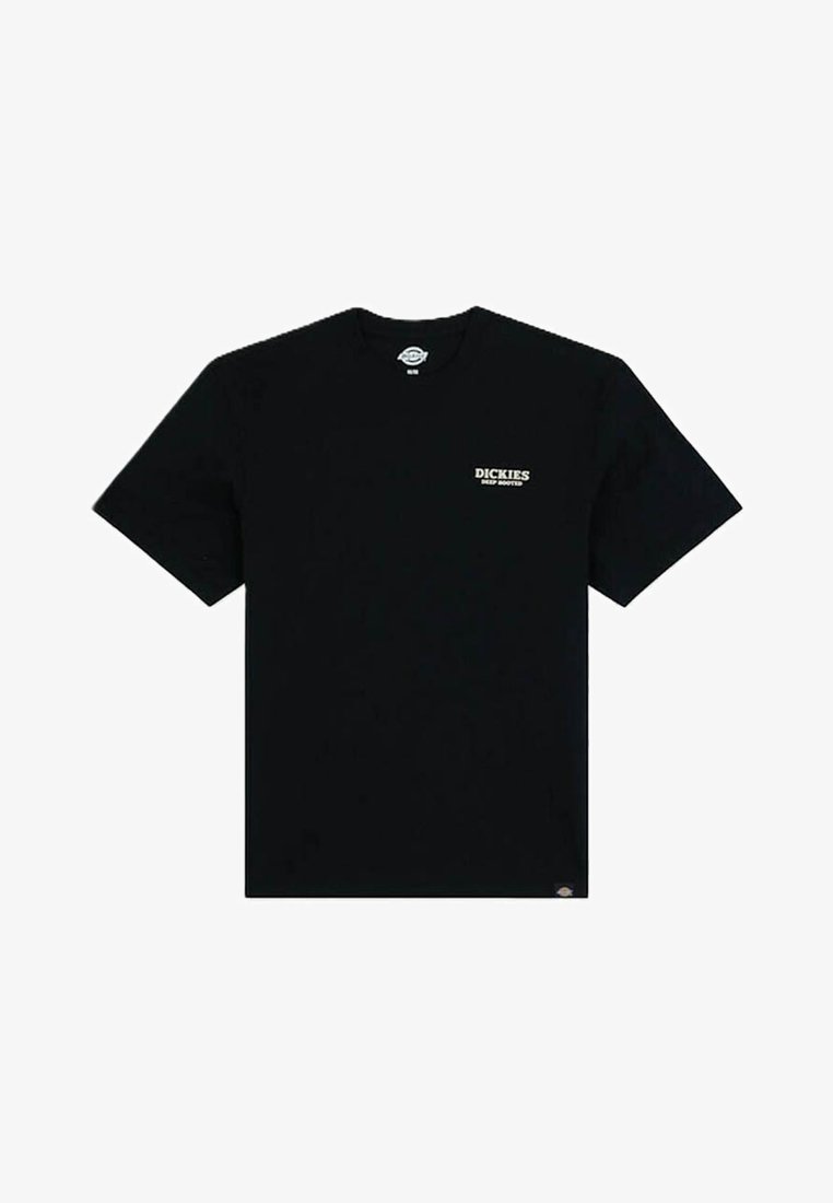 Sort t-shirt med korte ærmer og rund halsudskæring med lille hvidt "DICKIES" logo og "DEEP ROOTED" tekst på venstre bryst.