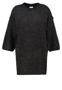 Pull en maille gris foncé oversize avec encolure ronde, manches courtes, fentes latérales, et une finition douce et texturée.