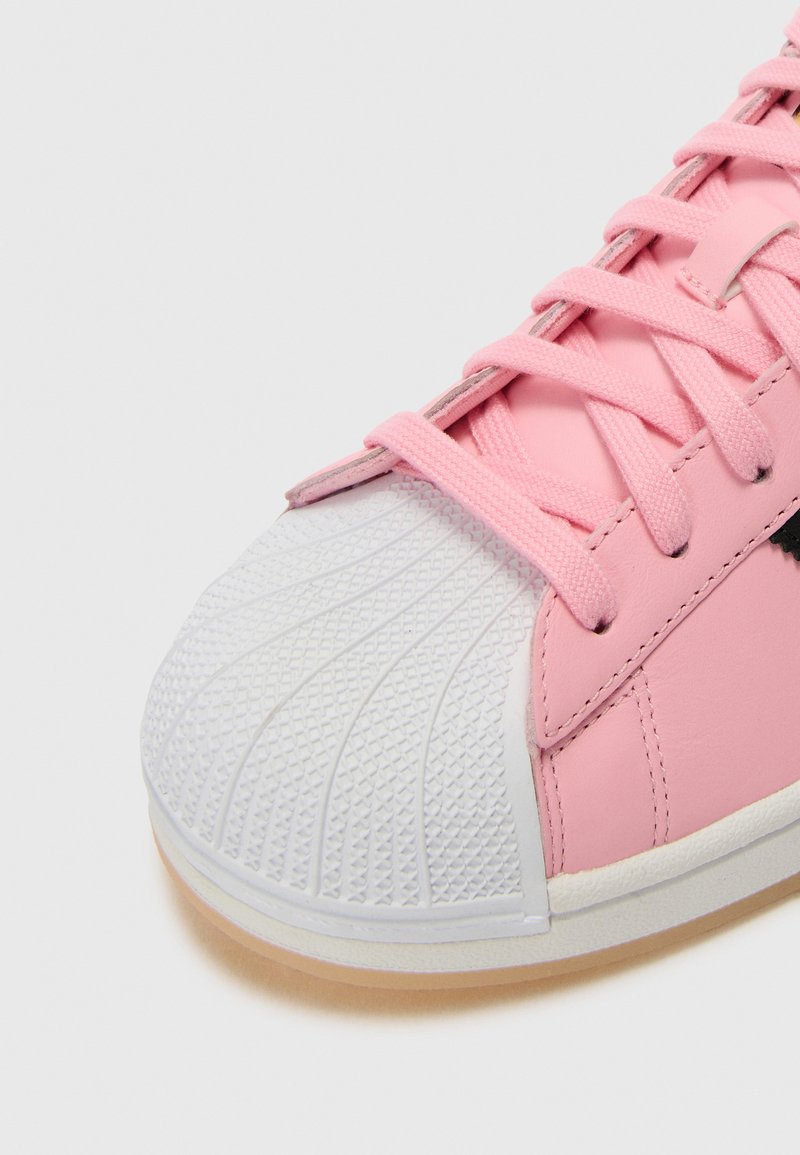 adidas Originals SUPERSTAR MESSI UNISEX - Chaussures de foot en salle - light pink/core black/gold-coloured