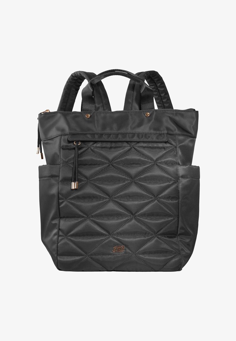Sac à dos noir matelassé avec bretelles rembourrées, poche zippée avant avec pompon, poches latérales et petit logo métallique sur le bas avant.