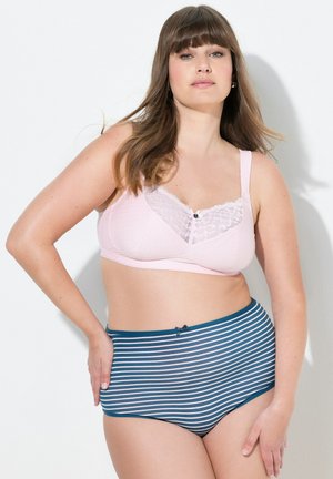 Reggiseno rosa chiaro con bordo in pizzo e piccolo dettaglio a bottone, abbinato a slip a vita alta a righe blu navy e bianche. Materiali lisci.