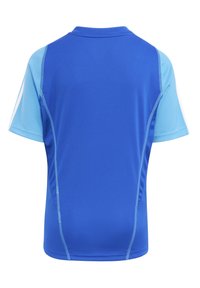 T-shirt sportivo blu con maniche corte, realizzato in tessuto traspirante. Presenta dettagli blu chiaro e cuciture in contrasto lungo le cuciture.