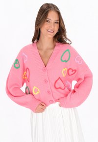 Rosa stickad cardigan med V-ringning, prydd med flerfärgad hjärtbroderi. Den har knappstängning och ribbade ärmslut.
