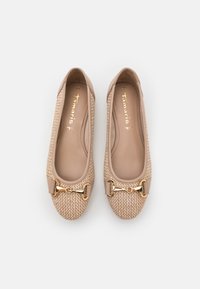 Bailarinas tejidas en tono nude, con una zona de punta suave, detalles en beige y adornos de cadena en tono dorado en la parte frontal. Talla 37.