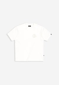 Weißes T-Shirt mit kurzen Ärmeln und Rundhalskragen, auf der linken Brust ist ein kleines graues Textlogo mit der Aufschrift "Butcher of Blue Quality Clothing Company".