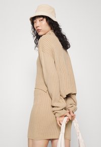 IN THE STYLE LORNA LUXE SUNDAY ROLL NECK STEP HEM JUMPER - Camisola - camel