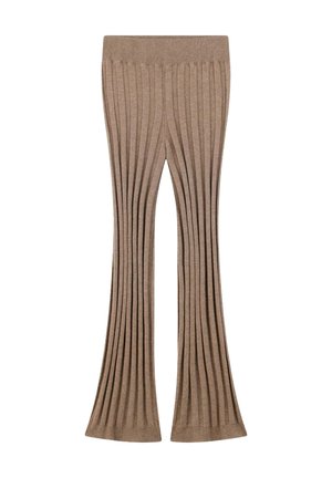 Leggings marron côtelés avec un bas évasé. Fabriqués en matériau doux et extensible, avec des plis verticaux sur toute la conception.