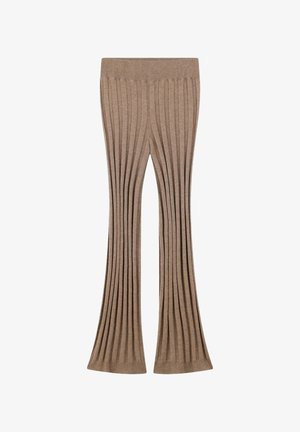 Leggings marron côtelés avec un bas évasé. Fabriqués en matériau doux et extensible, avec des plis verticaux sur toute la conception.