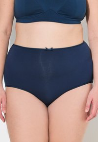 Mutandine a vita alta di colore blu navy, realizzate in tessuto morbido con un leggero lucido, caratterizzate da un piccolo fiocco al centro della cintura anteriore.