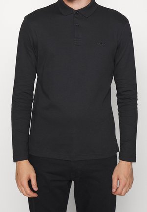Czarna koszulka polo z długim rękawem i zapięciem na guziki przy kołnierzy, z subtelnym logo na klatce piersiowej oraz gładkim, dopasowanym materiałem.