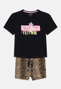 T-shirt nera in cotone con stampa "SLEEP OVER FESTIVAL" in rosa e giallo. Pantaloni corti coordinati con stampa leopardata e coulisse nera.