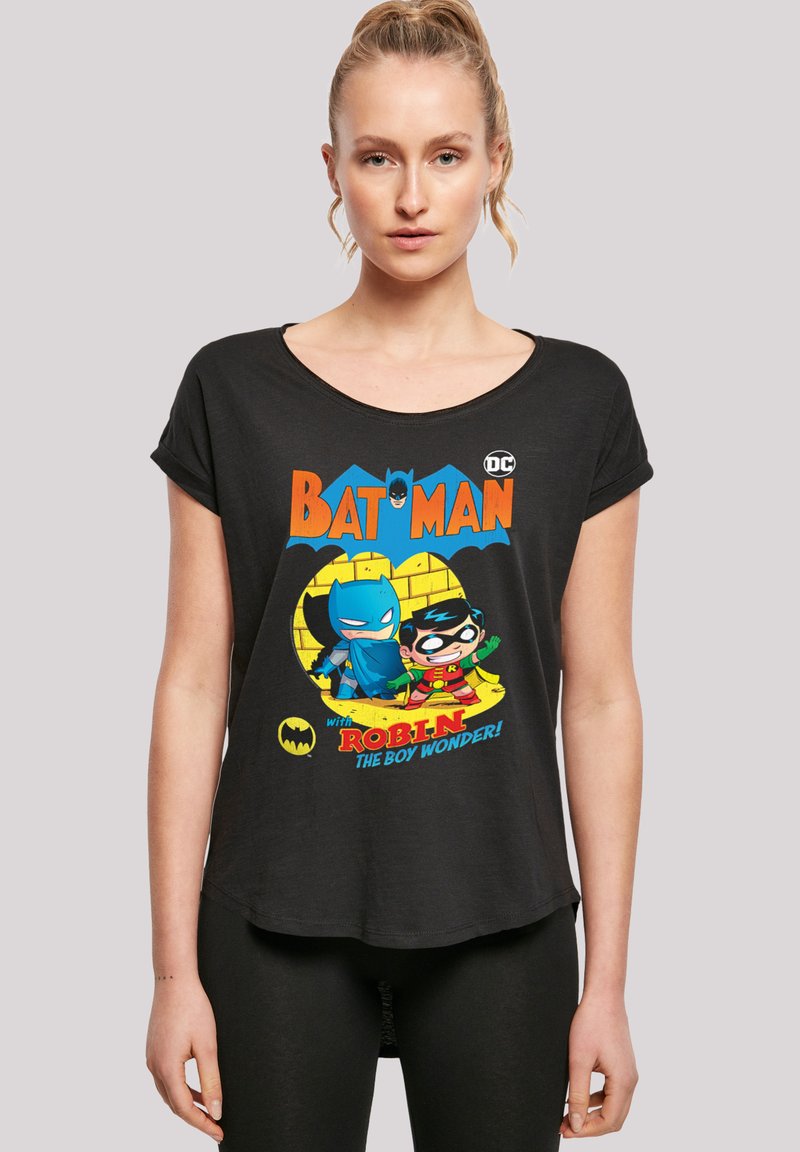 Svart kortermet t-skjorte med en fargerik Batman og Robin grafisk design, med tekst og tegneserie-inspirerte karakterer i sterke farger.