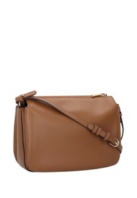 Borsa a tracolla in pelle marrone con forma strutturata, chiusura a zip, tracolla regolabile e una texture sottile. Design minimalista senza motivi.