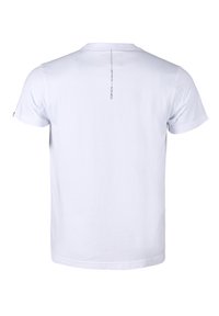 Valkoinen lyhythihainen t-paita näkyy takaa, jossa on pieni pystysuora musta teksti "TOP GUN" kaula-aukon läheisyydessä.