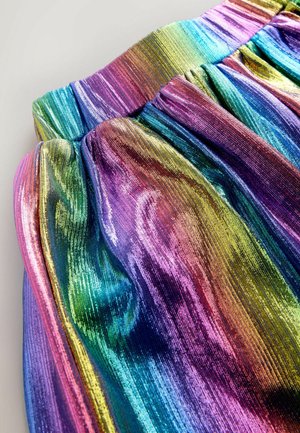 Buntgestreifter, gefalteter Stoff mit metallic-glänzender Oberfläche, der einen Farbverlauf in Lila, Grün, Blau und Gold zeigt. Elastischer Bund an der Oberseite.