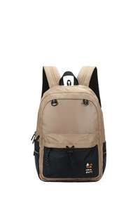 Zaino marrone con spallacci in rete nera, doppi scomparti con zip, una tasca frontale in tessuto nero testurizzato e accentuazione del logo. Design leggermente imbottito.