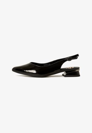 Musta lakattu nahkainen slingback-kengät, joissa on terävä kärki, matala loiva korko ja säädettävä hihna, jossa on pyöreä solki. Tasainen pinta.
