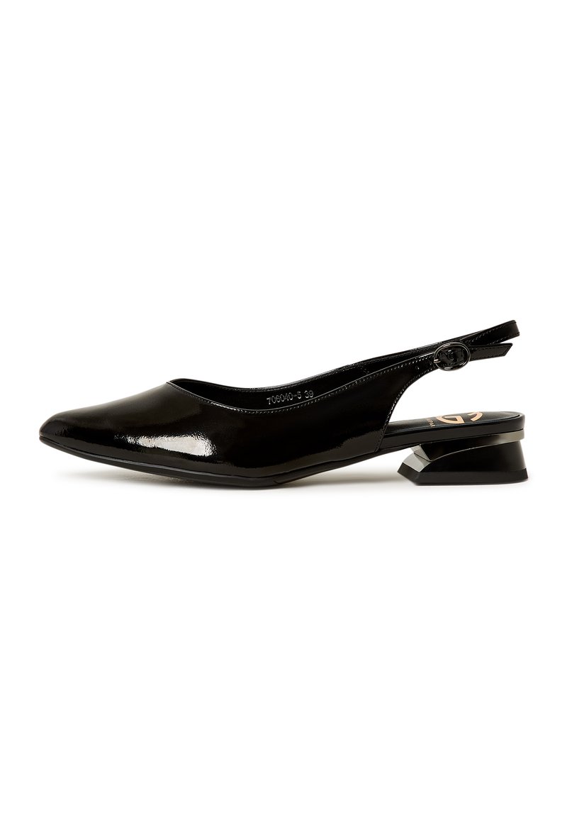 Crne lakirane slingback cipele s oštrim nosom, niskom blok petom i podesivim remenom s okruglom kopčom. Glatka tekstura.