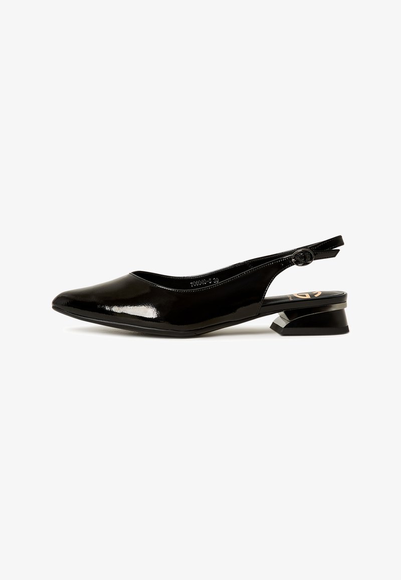 Fekete lakk bőr slingback cipők hegyes orral, alacsony tömbsarkú és állítható pánttal, kör alakú csattal. Simább felület.