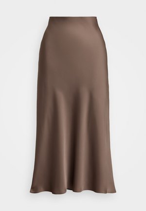 Gonna maxi in satin marrone con una texture liscia, vita alta e orlo fluente. Nessun motivo visibile o dettagli hardware.