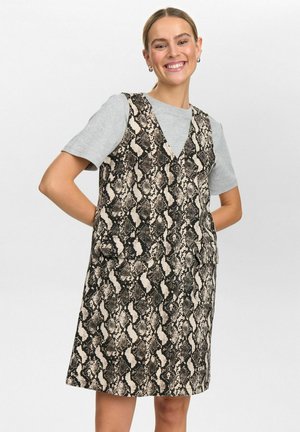 Mouwloze jurk met een V-hals, voorzien van een zwart-beige slangenprintpatroon. Gemaakt van gestructureerde stof en heeft twee voorzakken.
