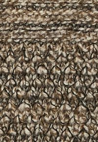 Primo piano di un tessuto a maglia spesso e testurizzato, realizzato con filati di brown, beige e grigio che creano un motivo intrecciato e voluminoso.