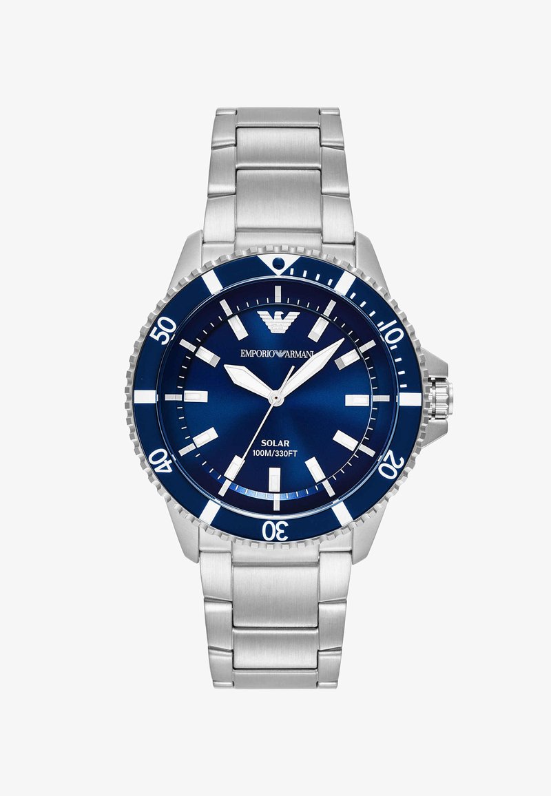 Nerezové hodinky se modrým ciferníkem, stříbrnými ručičkami a indexy. Mají solární napájení, jednostranně otočnou lunetu a voděodolnost do 100 m.