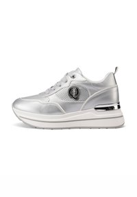 Sneaker metallico argento con finitura liscia, dettagli perforati, allacciatura frontale e suola bianca spessa con un dettaglio in cromo sul tallone.