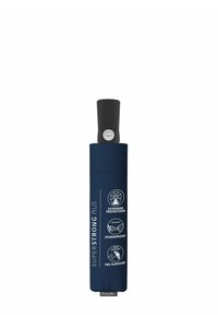 Marine blauwe parasol met een cilindervormige hoes, voorzien van een zwarte handgreep en knop. Tekst benadrukt de eigenschappen "super sterk plus," stormbestendig en windbestendig.