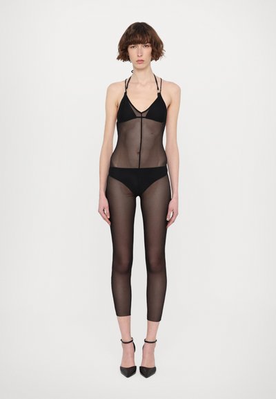 Fekete átlátszó testharisnya vékony pántokkal, mély V-nyakkivágással és hozzáillő magas derekú bugyival. Panelezett kialakítás és bokáig érő leggings jellemzi.