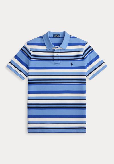 Polo bleu avec des rayures horizontales blanches, bleu marine et noires, une patte de boutonnage à deux boutons et un petit logo brodé bleu marine sur la poitrine.