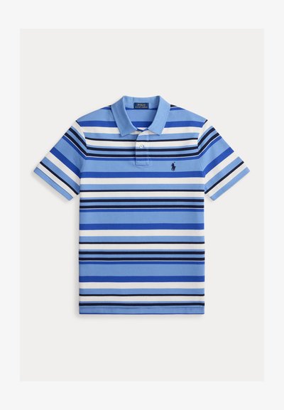 Polo bleu avec des rayures horizontales blanches, bleu marine et noires, une patte de boutonnage à deux boutons et un petit logo brodé bleu marine sur la poitrine.