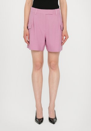 Lilac korte broeken met een tailored ontwerp, voorzien van zijzakken en een gladde textuur, gecombineerd met zwarte gepatineerde hakken.