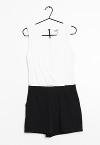 Czarny i biały kombinezon z bezrękawym topem i krótkimi spodniami. Materiał wydaje się gładki, z zapięciem na zamek z tyłu. Dwie boczne kieszenie.