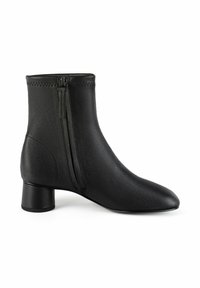 Schwarze Knöchelstiefel aus glattem Leder, mit spitzer Zehe, niedrigem Blockabsatz und einem Reißverschluss auf der Rückseite mit dekorativer Naht.
