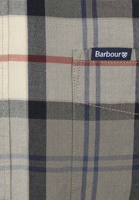 Korte mouwen geruit overhemd in grijze, blauwe en rode tinten. Voorzien van een borstzak met een Barbour-label. Gemaakt van katoen met een gladde textuur.