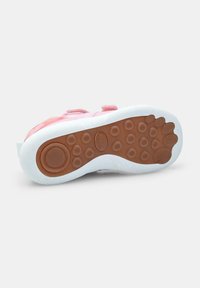 Sneaker rosa in velcro con suola bianca flessibile. Suola in gomma testurizzata con motivo circolare, dotata di punta rinforzata.
