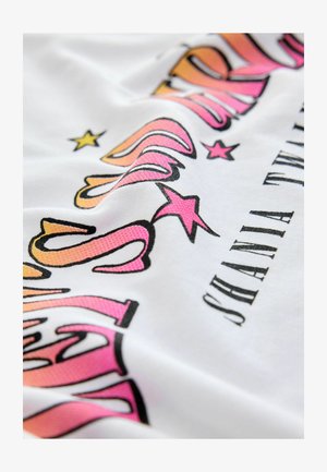 Next, REGULAR FIT - SHANIA TWAIN LICENCE SHORT SLEEVE T-SHIRT - T-shirt con stampa - white