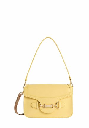 Borsa a mano in pelle gialla con pattina curva, dettaglio fibbia in tono oro, manico corto e una tracolla marrone regolabile aggiuntiva.