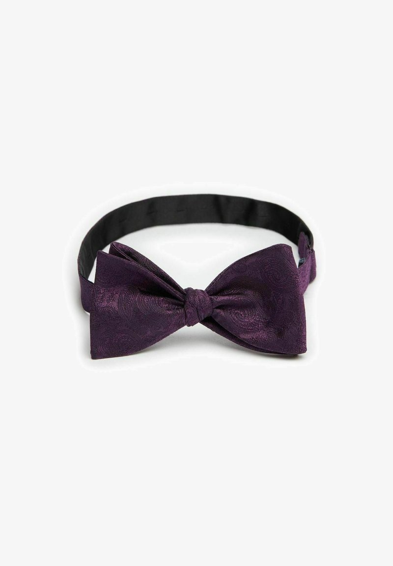 Lentokuvioinen violetti solmio, jossa on teksturoitu pinta; varustettu mustalla säädettävällä hihnalla kiinnittämistä varten.