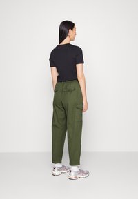 GAP PLEATED PANT - Calças cargo - cypress