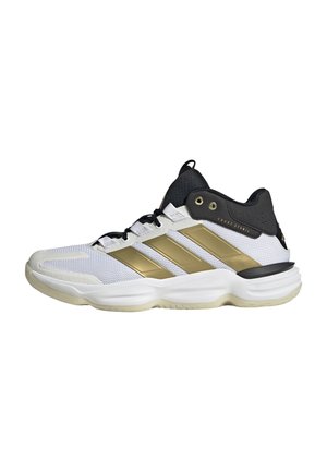 Bijela i zlatna Adidas Court Stabil košarkaška cipela s crnim ovratnikom na gležnju i bijelim potplatom, prikazana sa strane.