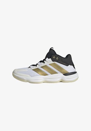 Weißer und goldener Adidas Court Stabil Basketballschuh mit schwarzem Knöchelkragen und weißer Sohle, von der Seite gezeigt.